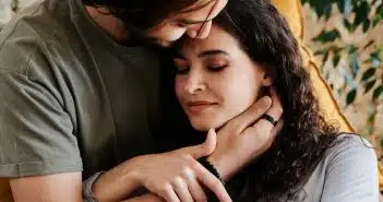 Réveillez la passion dans votre relation grâce à ces astuces coquines