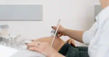 Les essentiels examens médicaux durant la grossesse : tout ce que vous devez savoir