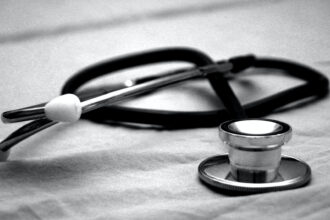 Douleur au milieu du dos avec gêne respiratoire : quelle prise en charge par votre mutuelle ?