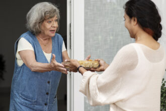 Portage de repas à domicile : quelles aides pour financer ce service quand on est en convalescence ou en douleur chronique ?