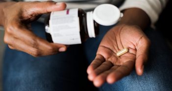 Pourquoi consulter leur médecin avant de prendre des médicaments ?