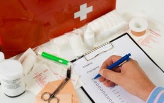 Qu’est-ce qui devrait être dans une trousse de premiers soins ?